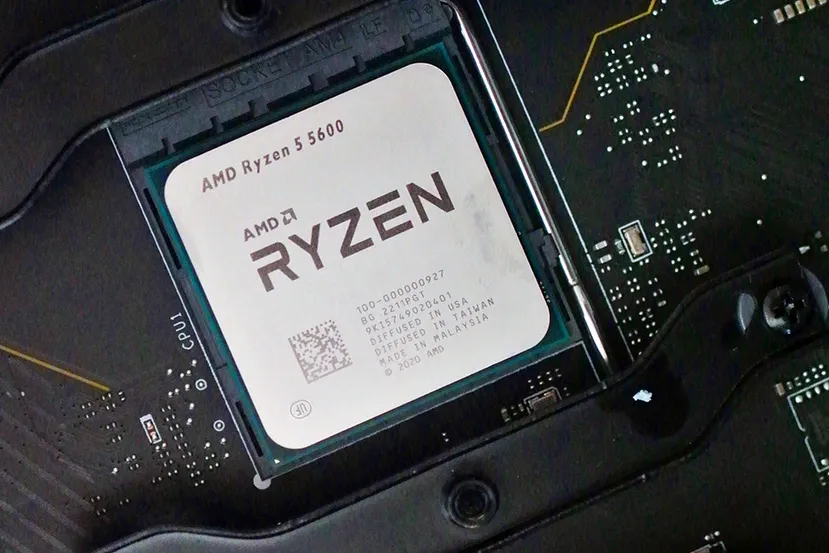 Blick auf den Ryzen 5 5600x-Prozessor im Inneren eines Motherboards