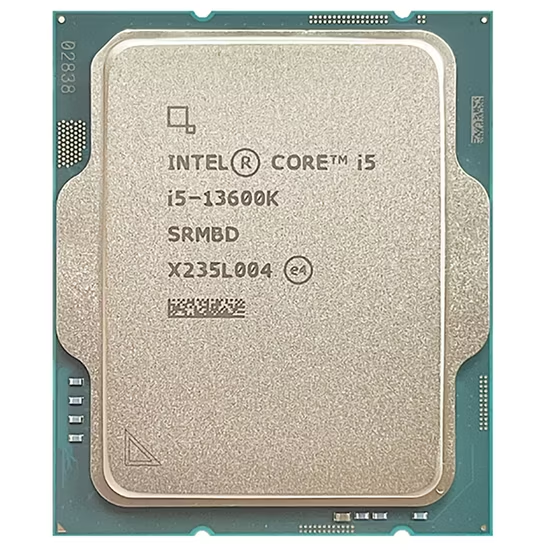 Nahaufnahme des Prozessors i5 13600k auf weißem Hintergrund