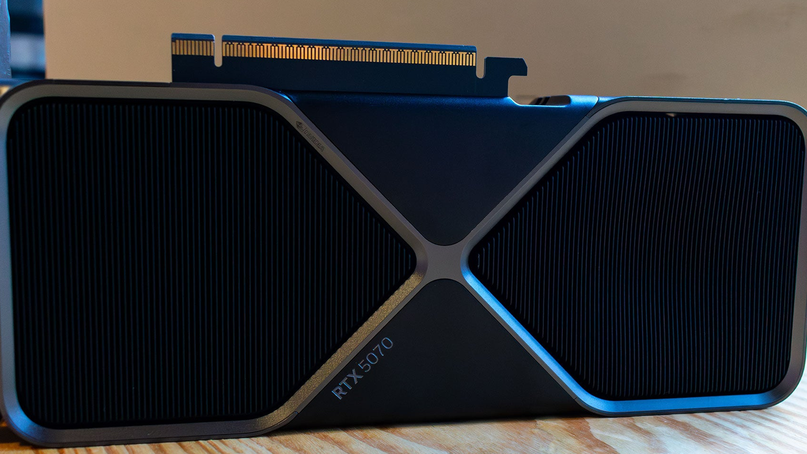 Bild der RTX 5070 im Originalzustand