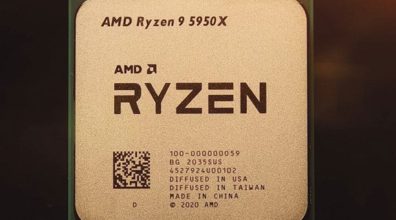Ryzen 9 5950X, aus der Verpackung und auf einem schwarzen Hintergrund