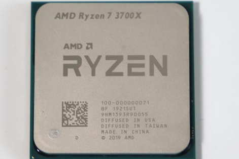 Nahaufnahme der Vorderseite des Ryzen 7 3700x aus der Verpackung