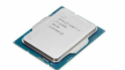 Vorderansicht des i7 12. 12700k Prozessors auf weißem Hintergrund