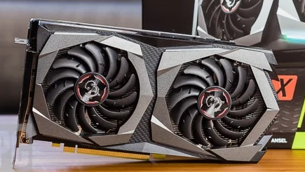 Nahaufnahme der GTX 1660 Ti auf einem Tisch neben ihrem Gehäuse.