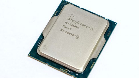 Vorderansicht des i5 12600K-Prozessors aus der Verpackung auf weißem Hintergrund